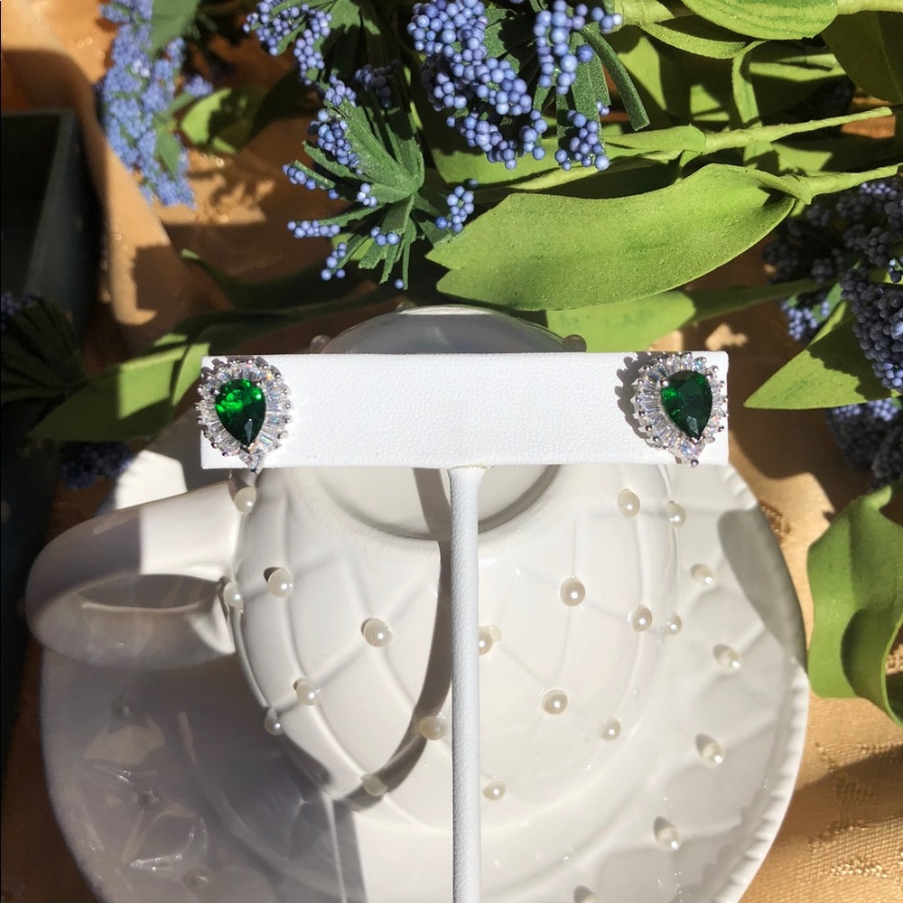 SIMULATED GREEN & WHITE DIAMOND EARRINGS. .98 cts. - Picture 3 of 8